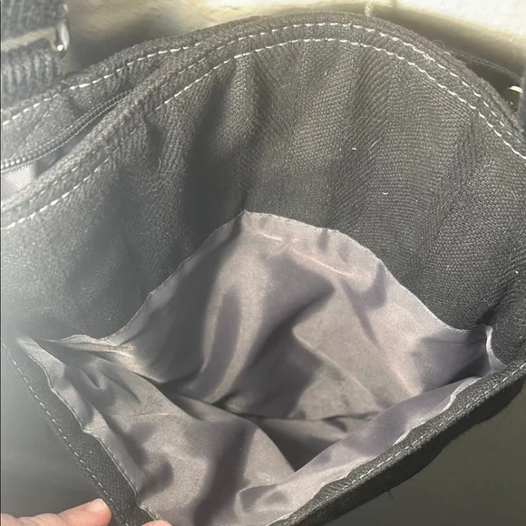 Black and Pink Crossbody Bag with Knitted Texture and Heart Design - Picture 3 of 6